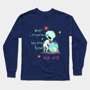 Alien Examines Earth - blue beam Long Sleeve T-Shirt